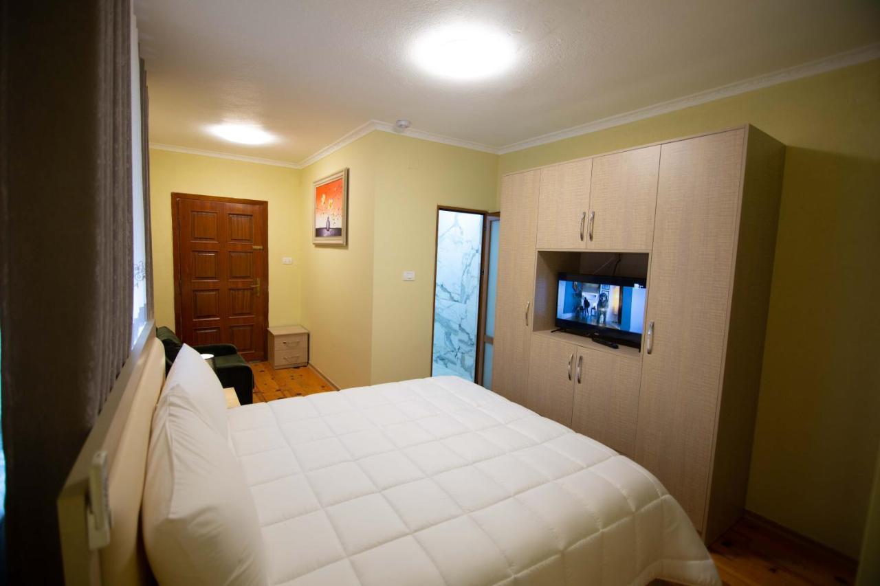 Vila Lika Hotel Korce Bagian luar foto