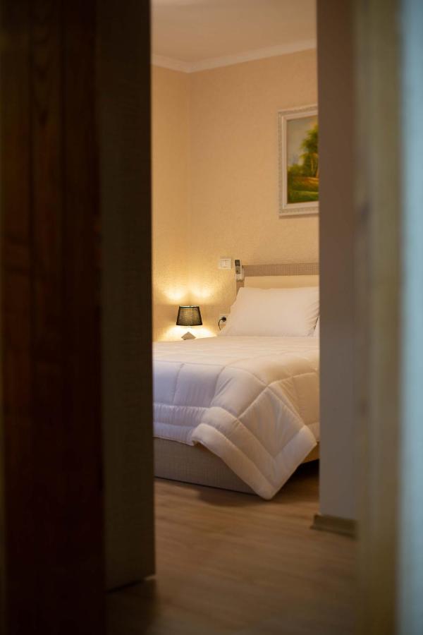 Vila Lika Hotel Korce Bagian luar foto