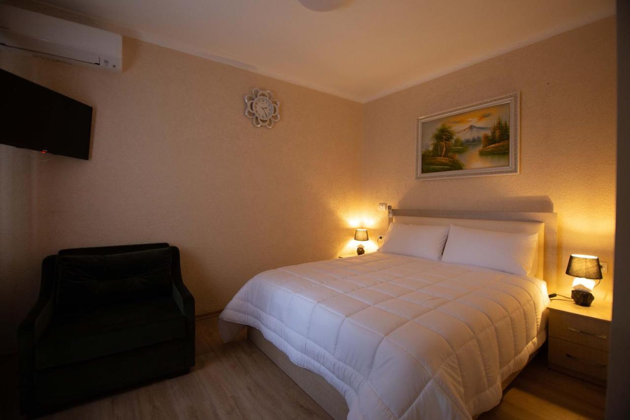 Vila Lika Hotel Korce Bagian luar foto