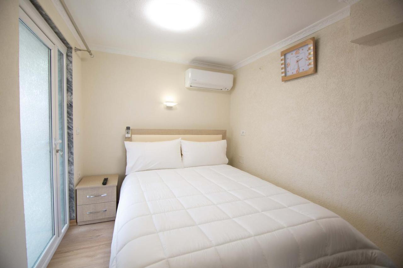 Vila Lika Hotel Korce Bagian luar foto