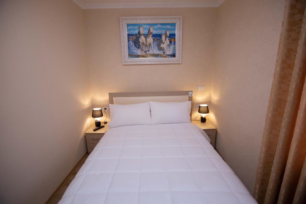 Vila Lika Hotel Korce Bagian luar foto